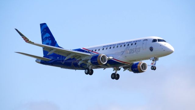 Embraer 175 (N651QX) - QXE2881 from PDX on final to Rwy 16R  on 8.22.19. (ERJ-175LR / cn #17000812).