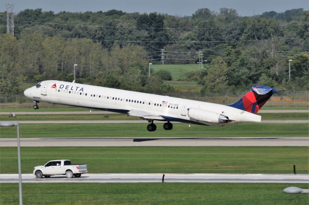 McDonnell Douglas MD-88 (N909DE)