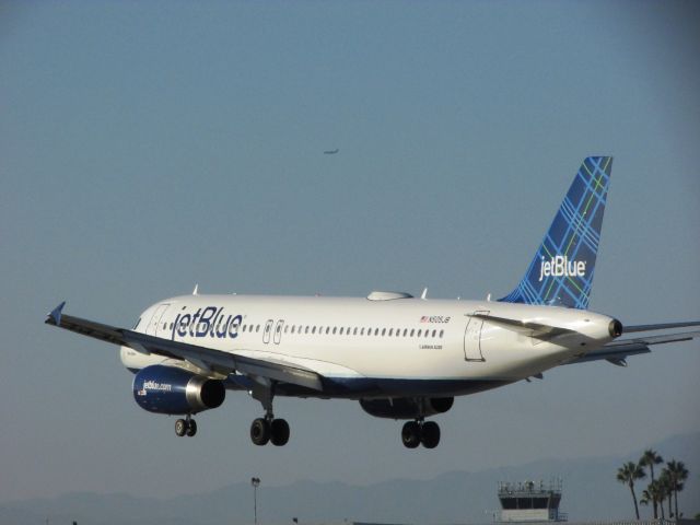 Airbus A320 (N505JB) - Landing RWY 30