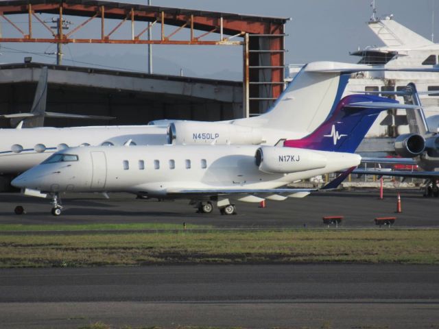 Canadair Challenger 350 (N17KJ)