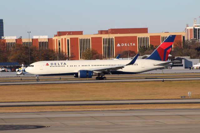 BOEING 767-300 (N178DZ)