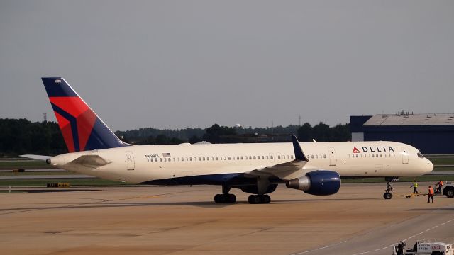 Boeing 757-200 (N688DL)