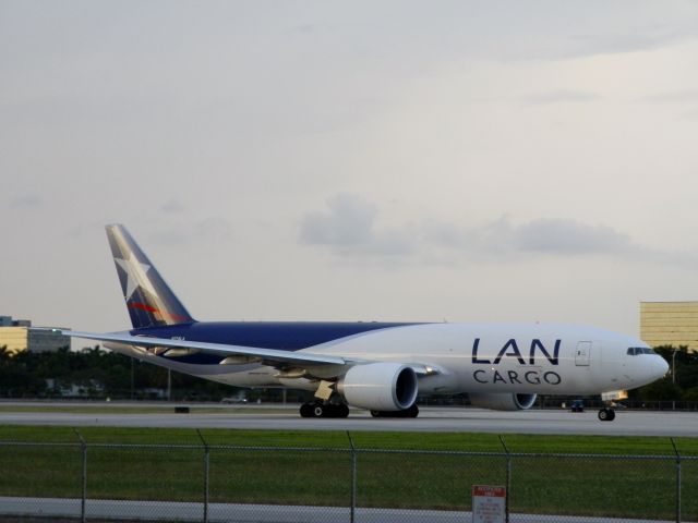 BOEING 777-200LR (N778LA)