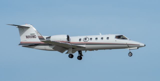 Learjet 31 (N669MD) - Landing runway 5