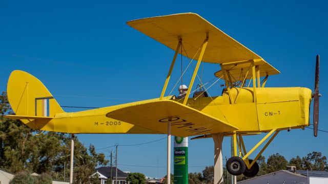 — — - This replica has been given the registration "VH-WLQ". Seen here as you enter the town of Cunderdin 