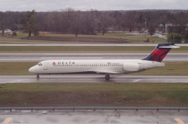Boeing 717-200 (N906AT) - DL2200 taxiing E for gate after landing 10L 12/29/24