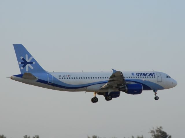 Airbus A320 (XA-JAV)