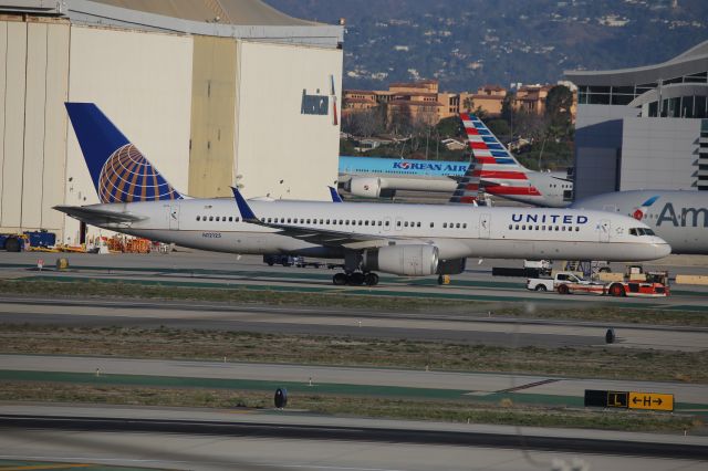 Boeing 757-200 (N12125)