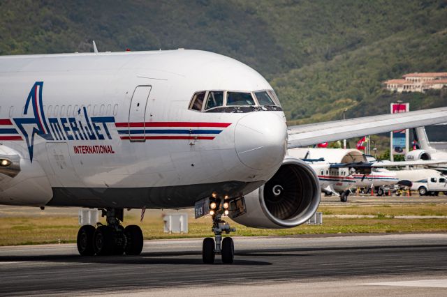 BOEING 767-200 (N743AX)