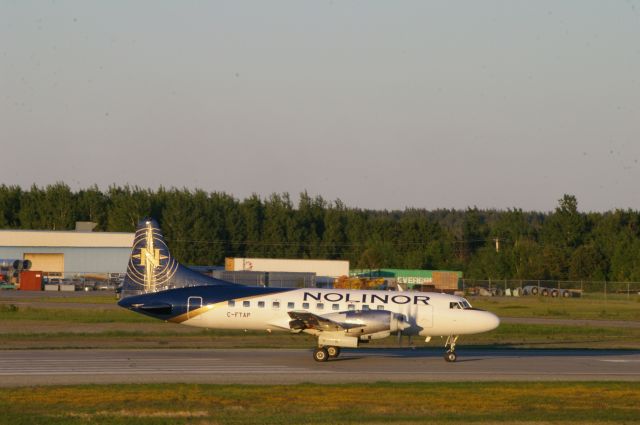 — — - Jétais près de la piste 18 quand ce Convair se préparait à décoller.