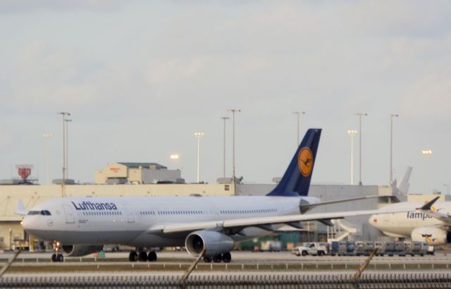 Airbus A330-300 (D-AIKG)
