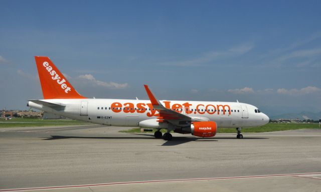 Airbus A320 (G-EZWT) - EasyJet Airbus A320-214(WL) G-EZWT in Napoli 