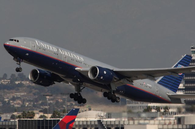 Boeing 777-200 —