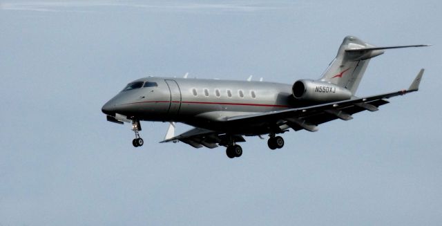 Bombardier Challenger 300 (N550XJ) - On short final is this 2011 Bombardier Challenger 300 in the Winter of 2023.