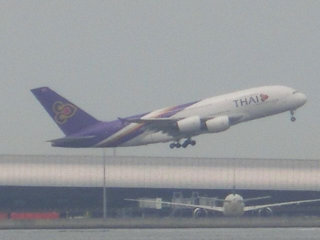 Airbus A380-800 — - 対岸から。