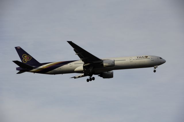 BOEING 777-300 (HS-TKA) - Final Approach to NRT Airport R/W34L on 2012/01/03