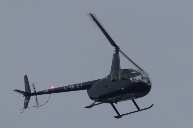 Robinson R-44 (C-GLEY) - C-GLEY Robinson R44-II Survolant la ville de Lavaltrie QC. Le 17-11-2024 à 13:58.