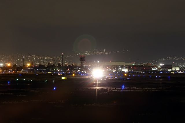 — — - View Aiport Mexico City Nigth!