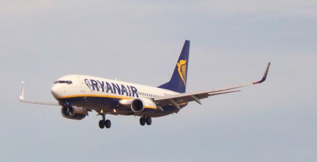 Boeing 737-700 (EI-EVS) - EI-EVS Ryanair Boeing 737-8AS Landing Fue 