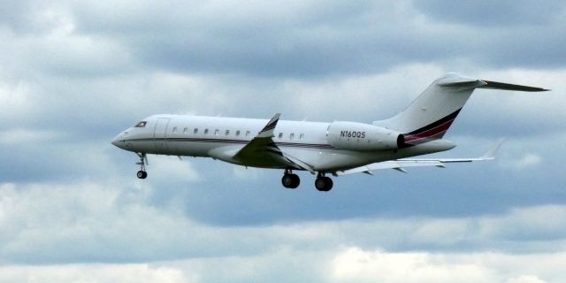 Bombardier Global Express (N160QS) - On final is this 2012 Bombardier Global Express 6000 in the Spring of 2021.