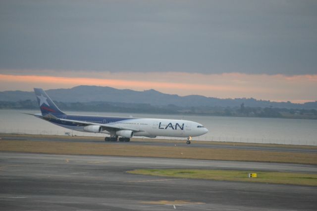 Airbus A340-300 (CC-CQF) - LAN Chile's A340-300 on take off roll at Auckland