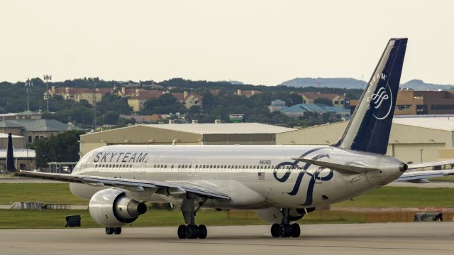 Boeing 757-200 (N659DL) - Skyteam taxiing to depart 13Rbr /5/17/17