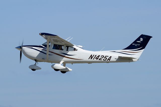 Cessna Skylane (N1425A) - Departing Runway 26