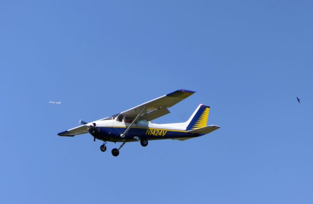 Cessna Skyhawk (N1424V)