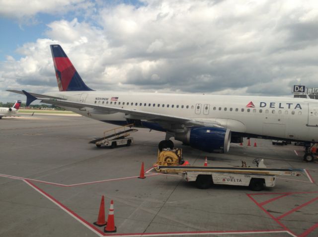 Airbus A320 (N359NW) - Old NWA bird in MSP, i think he was going to La Guardia, saw him while boarding for Albany