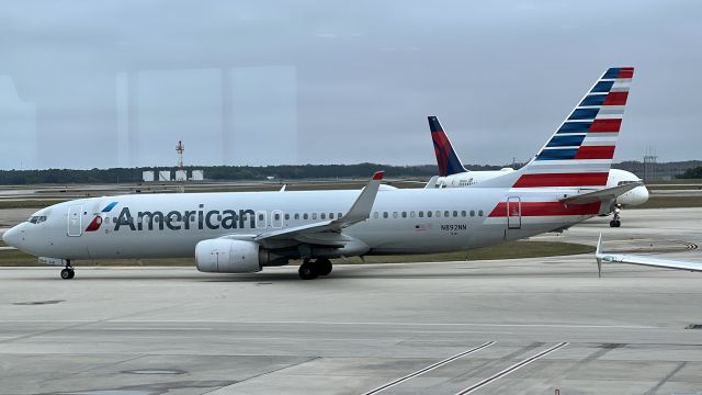 Boeing 737-800 (N892NN)