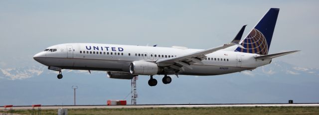 Boeing 737-800 (N14219) - Landing on 16L.