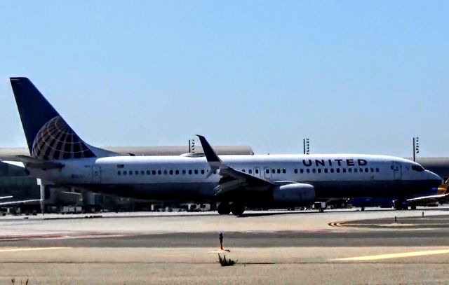 Boeing 737-800 (N87531) - Waiting takeoff on Runway 20R bound for SFO.