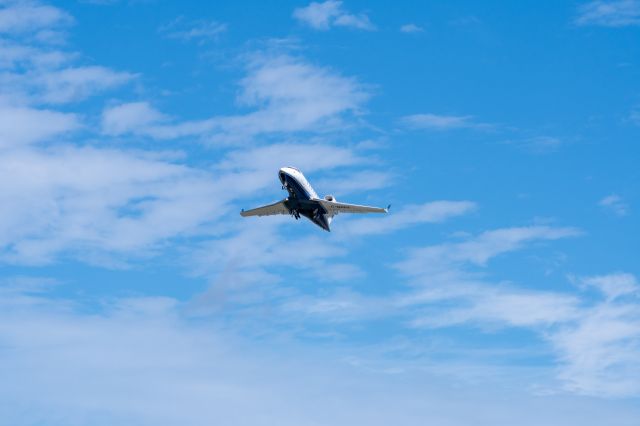 Canadair Challenger (C-GRPF) - Departing KAPF