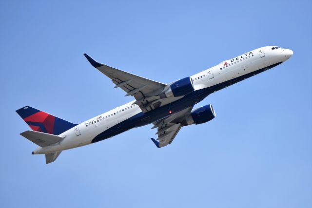 Boeing 757-200 (N6705Y) - Departing 23-R at KIND on 04-11-18 bound for MSP