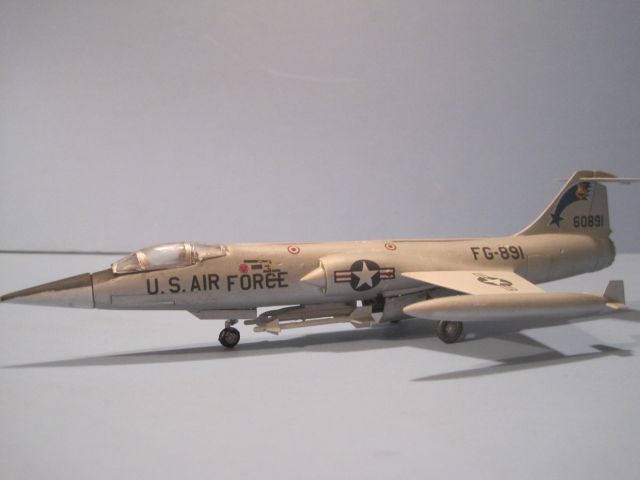 — — - Lockheed F-104C Starfighter model in 1/72 scale.