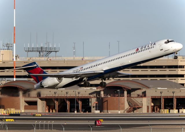 McDonnell Douglas MD-90 (N964DN)