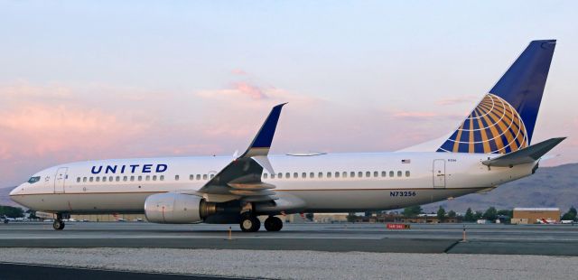 Boeing 737-800 (N73256) - The sun has gone down behind the Sierra Nevada and dusk has settled in as UAs N73256, a B738, rolls north toward the Reno Tahoe International terminal after completing a flight from Denver (KDEN).