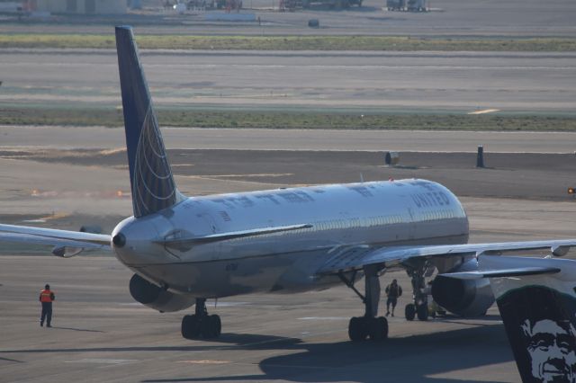 BOEING 757-300 (N57868)