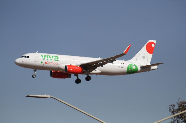 Airbus A320 (XA-VAT) - FINAL APPROACH 27 MMTJ