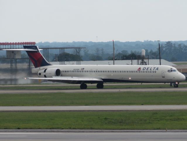 McDonnell Douglas MD-90 (N929DN)