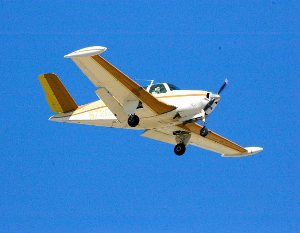 Beechcraft Bonanza (36) (N7212B)
