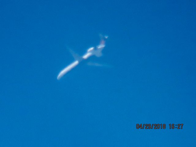 McDonnell Douglas MD-90 (N906DA)