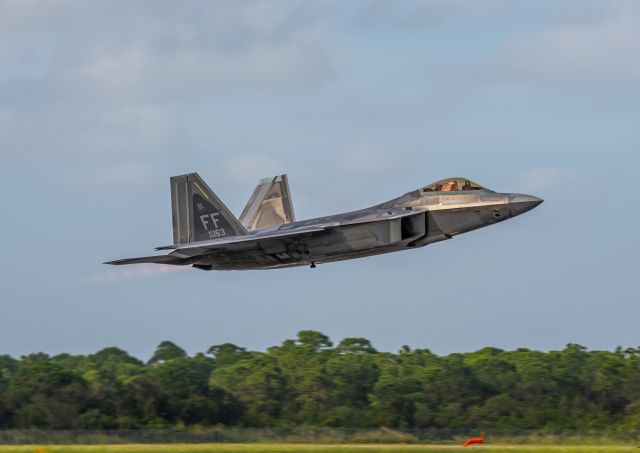 Lockheed F-22 Raptor —
