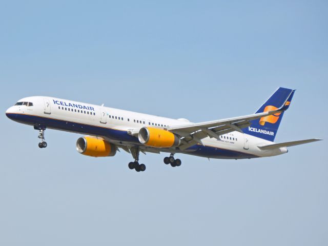 Boeing 757-200 (TF-FIK) - Kystvejen RWY22L