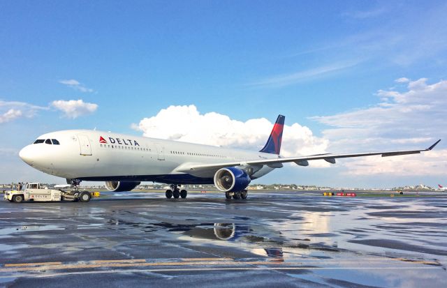 Airbus A330-300 (N820NW) - After the rain towing on Kilo to Terminal A satellite gates