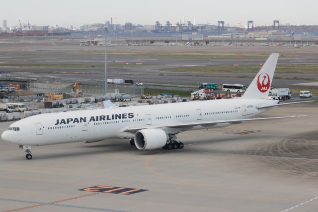 BOEING 777-300ER (JA739J)