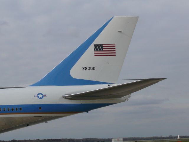 Boeing 747-200 (SAM29000) - Air Force 1 (VC-25A) Truax Field Madison WI 11/04/09 Presidental visit.  Web page about Air Force 1 http://en.wikipedia.org/wiki/Air_force_one