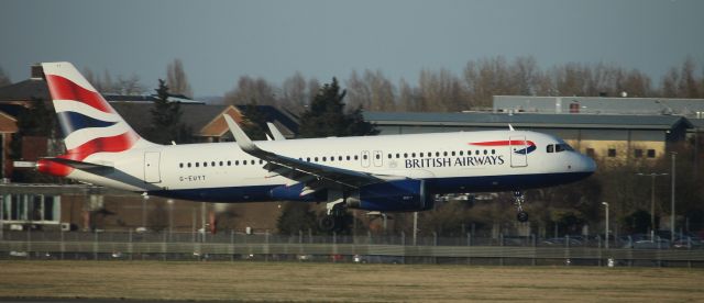 Airbus A320 (G-EUYT)