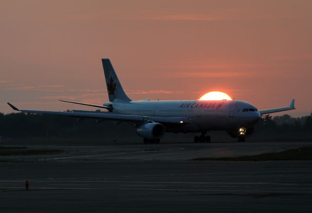 Airbus A330-300 (C-GFAJ) - CYVR