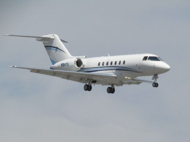 Hawker Beechcraft 4000 (N941X) - Landing RWY 20R